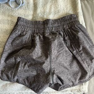 LULULEMON TRACKER SHORT SIZE 6 & 4”